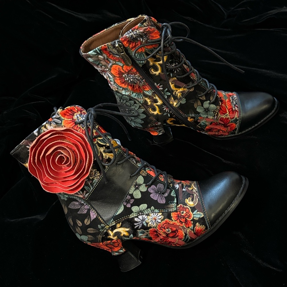 L’artiste Roselia Velvet Tapestry Floral Leather Tie Chic Bootie US 5 EU 35 NWOB